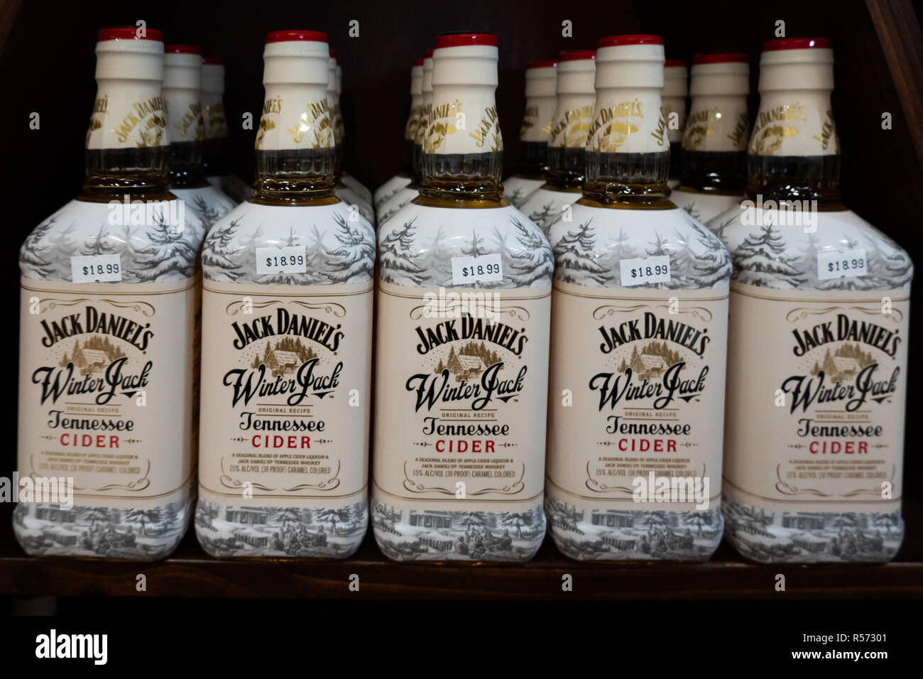 Une étagère pleine de Jack Daniel's Tennessee Jack Hiver Cider à vendre dans un magasin d'alcool. Banque D'Images