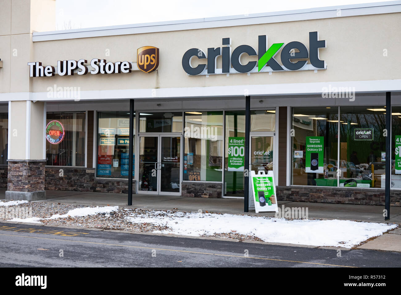 Un magasin UPS et un cricket wireless phone Store dans un centre commercial à Amsterdam, NY USA Banque D'Images