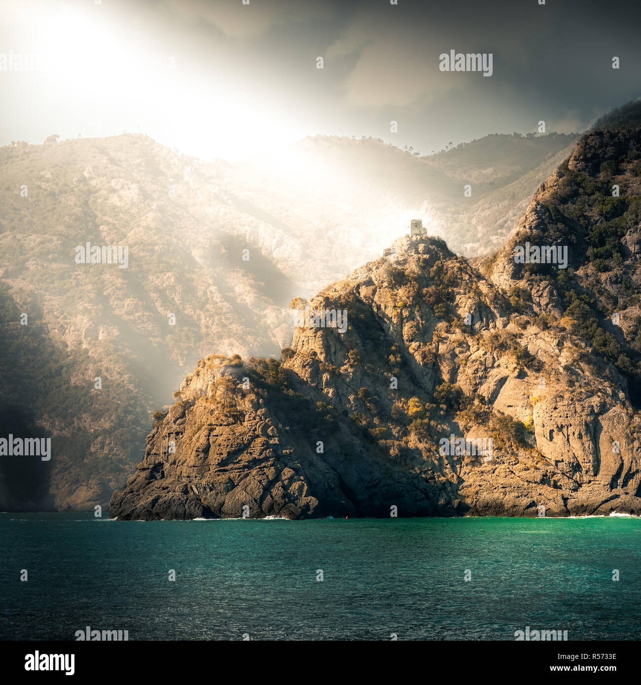 La tour isolée gardant l'abbaye de San Fruttuoso, en Ligurie, Italie. Banque D'Images