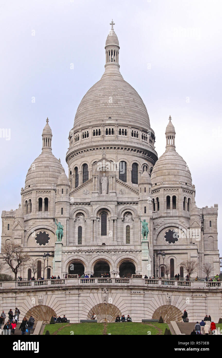 PARIS, FRANCE - 05 janvier : la Basilique du Sacré-Cœur à Paris le 05 janvier 2010. Les touristes en face de la Basilique du Sacré-Cœur de Jésus à Montmartr Banque D'Images