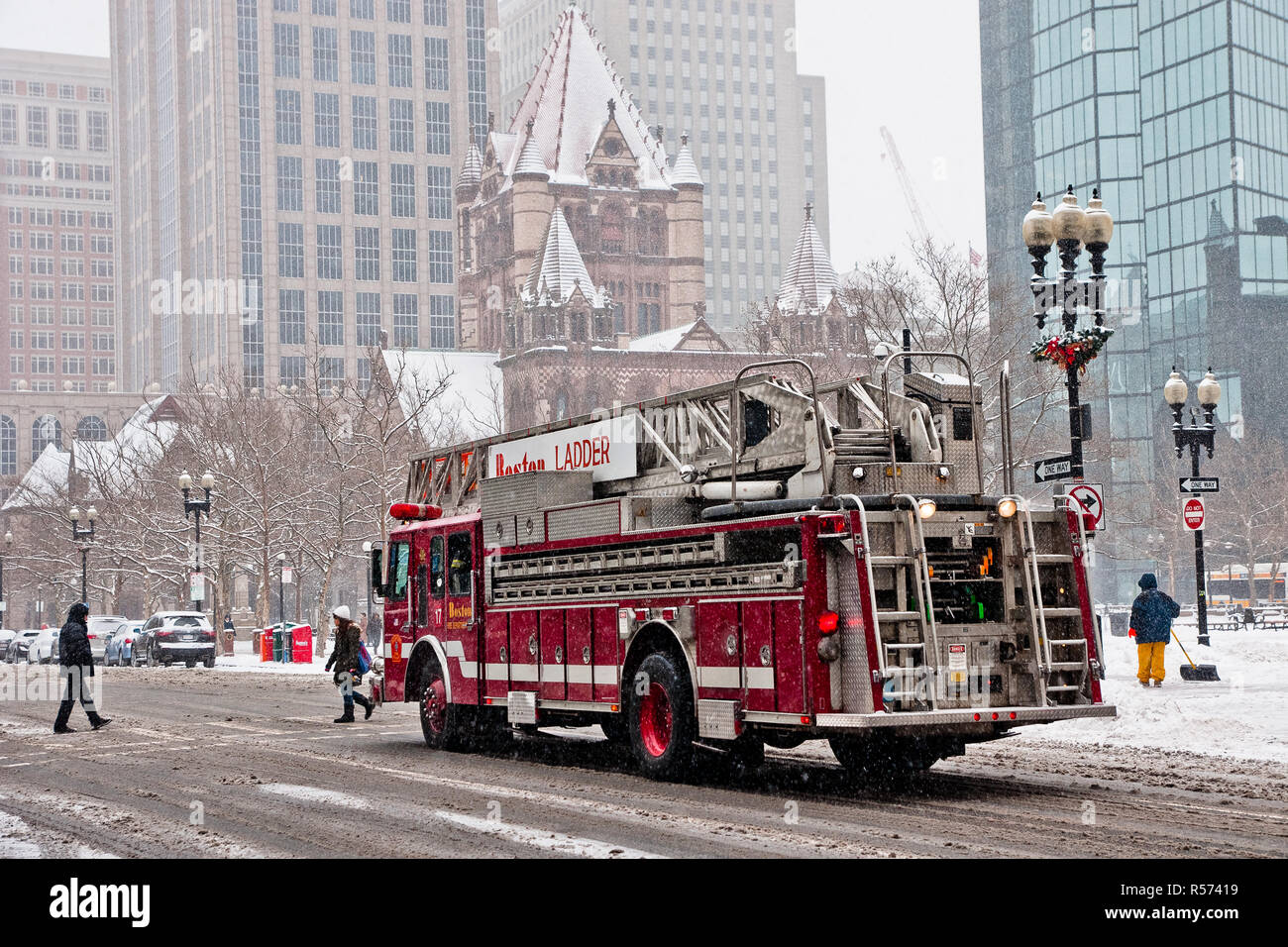 Boston, Massachusett - janvier 16, 2012 : fire truck voyageant les rues enneigées de la ville. Banque D'Images