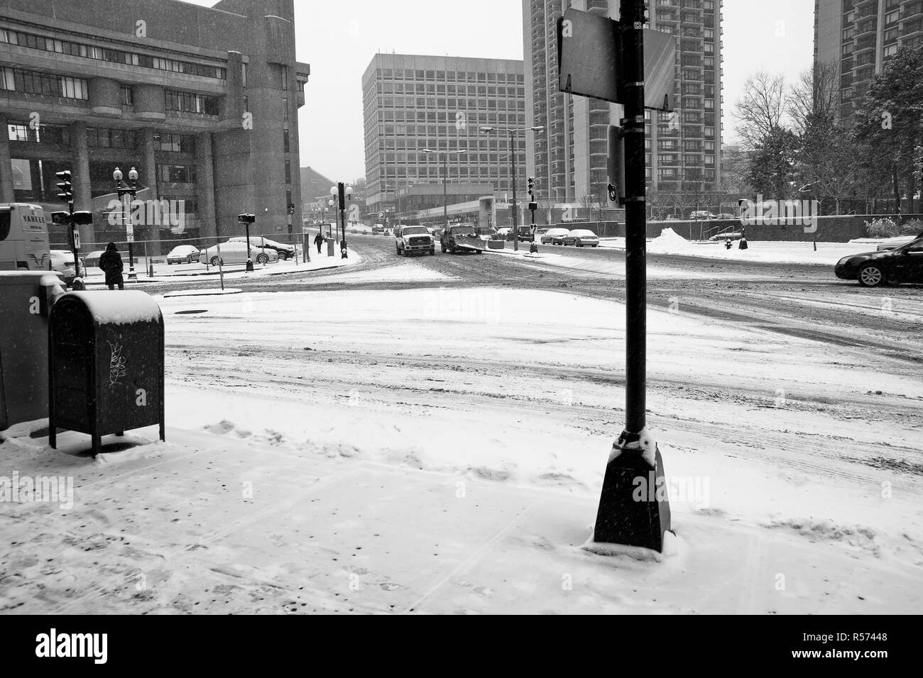 Boston, Massachusett - janvier 16, 2012 : Rues et routes d'une ville avec de la glace gelée par d'intenses chutes de neige. Banque D'Images