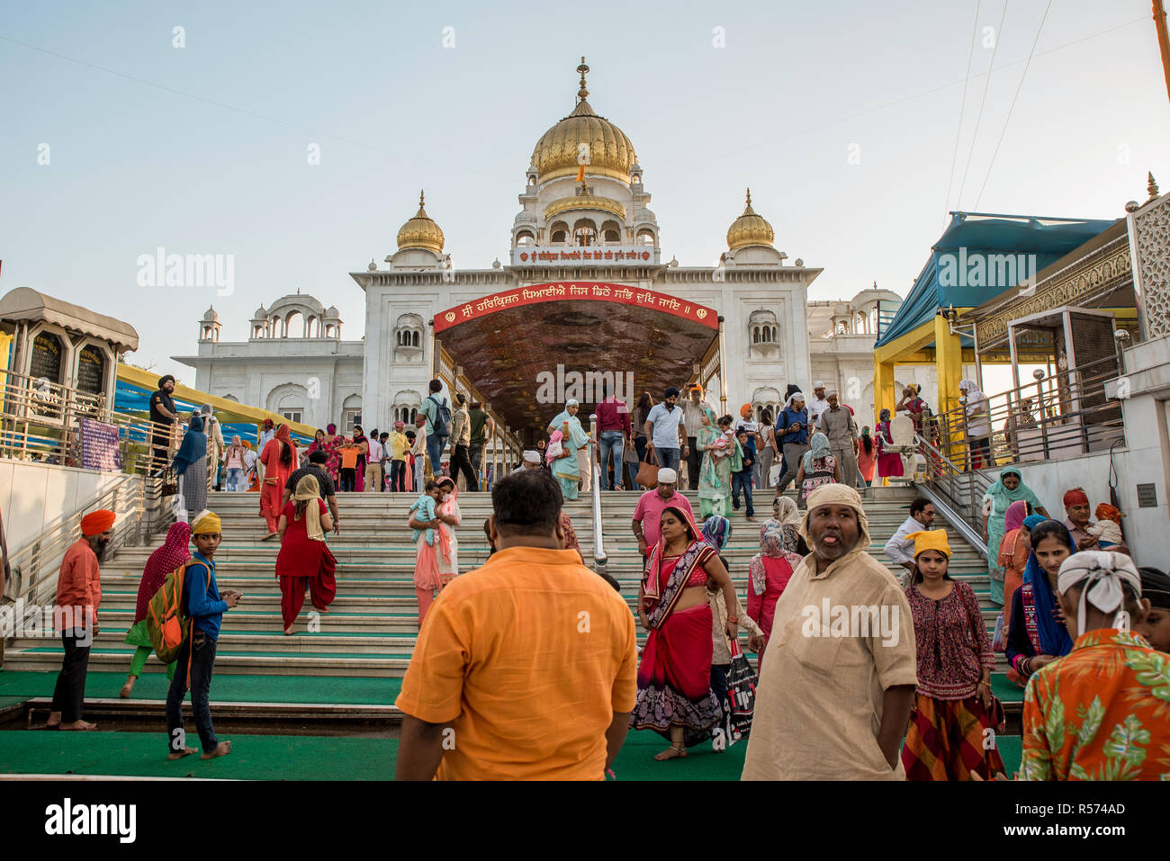 Les croyants au Gurudwara Bangla Sahib lieu de culte sikh, Delhi, Inde Banque D'Images