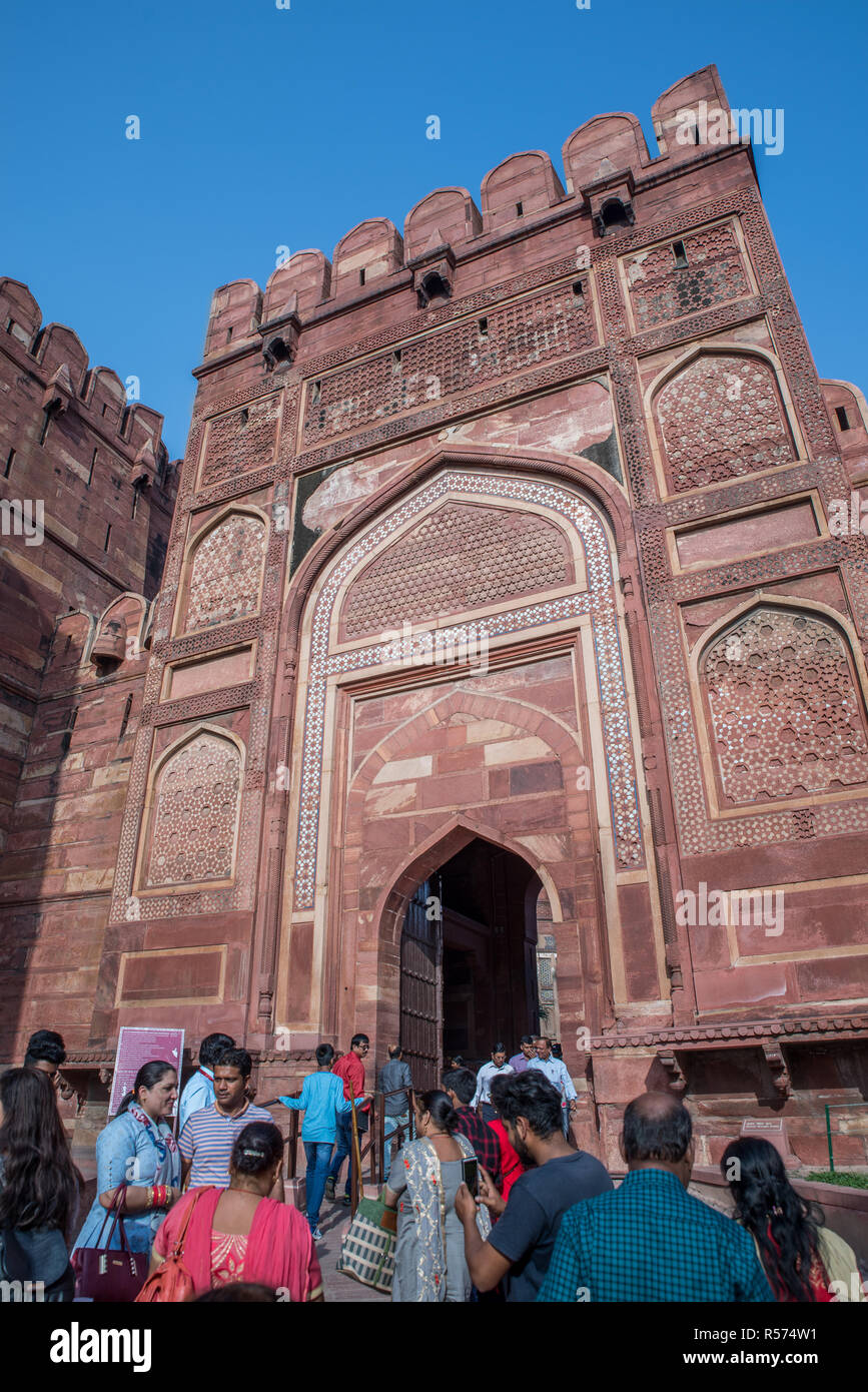 Les touristes à Amar Singh gate d'entrée du Fort d'Agra, Uttar Pradesh, Inde Banque D'Images