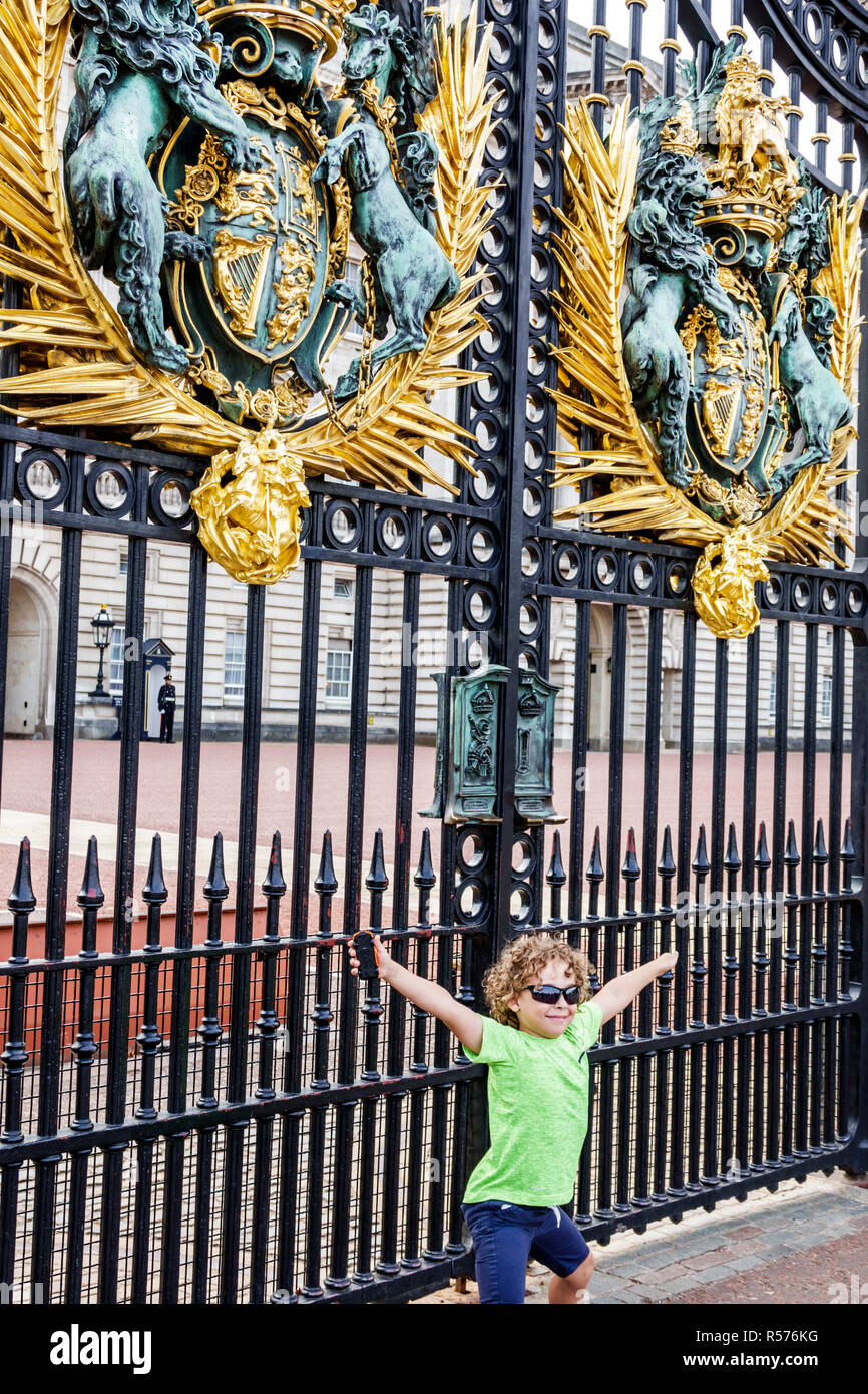 Londres Angleterre,Royaume-Uni,Westminster,Buckingham Palace Gate,résidence royale,monarchie,détail ornemental,blason royal,garçons,garçon enfant enfant enfant enfant enfant enfant Banque D'Images