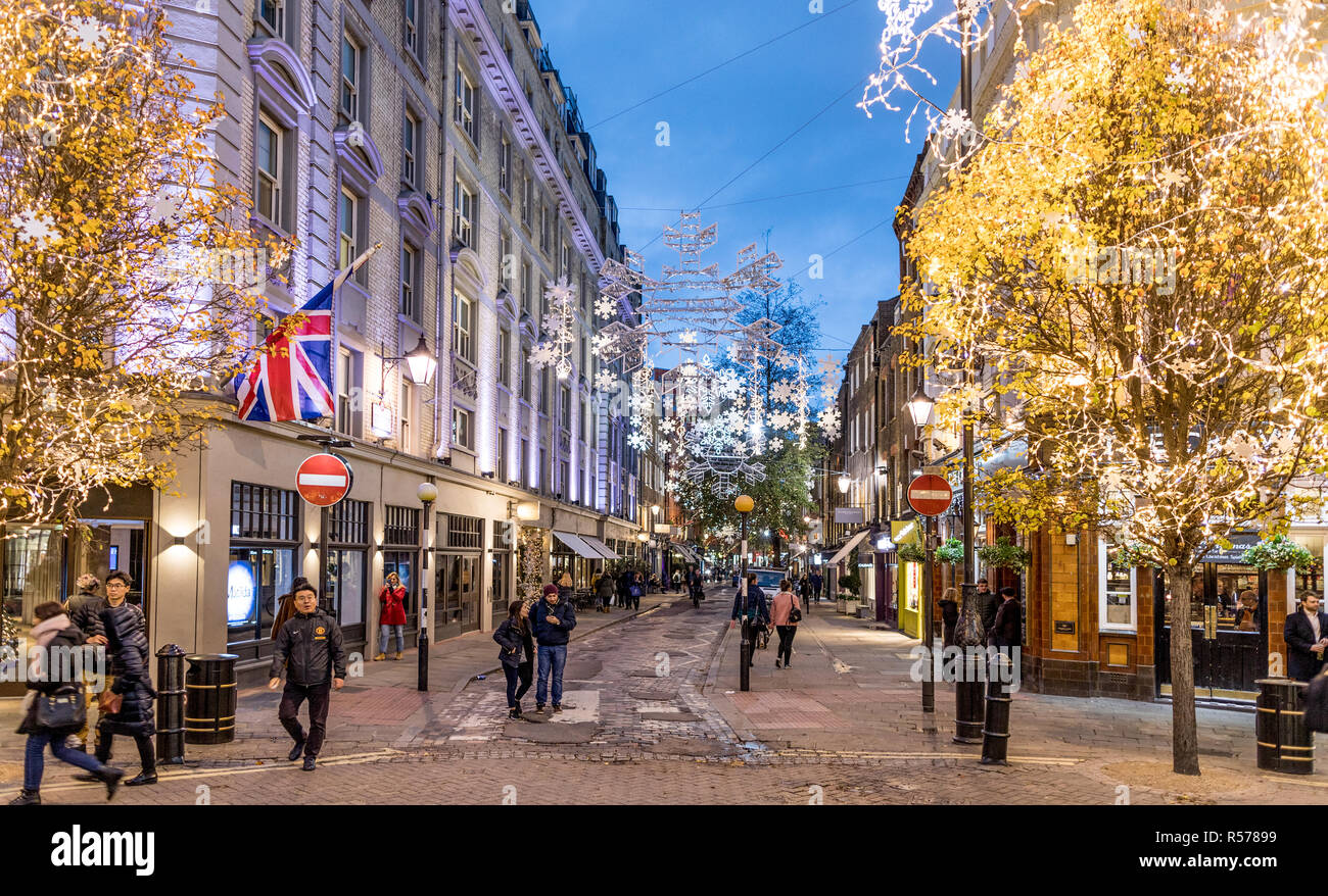 Le Seven Dials avec décorations de Noël de nuit London UK Banque D'Images