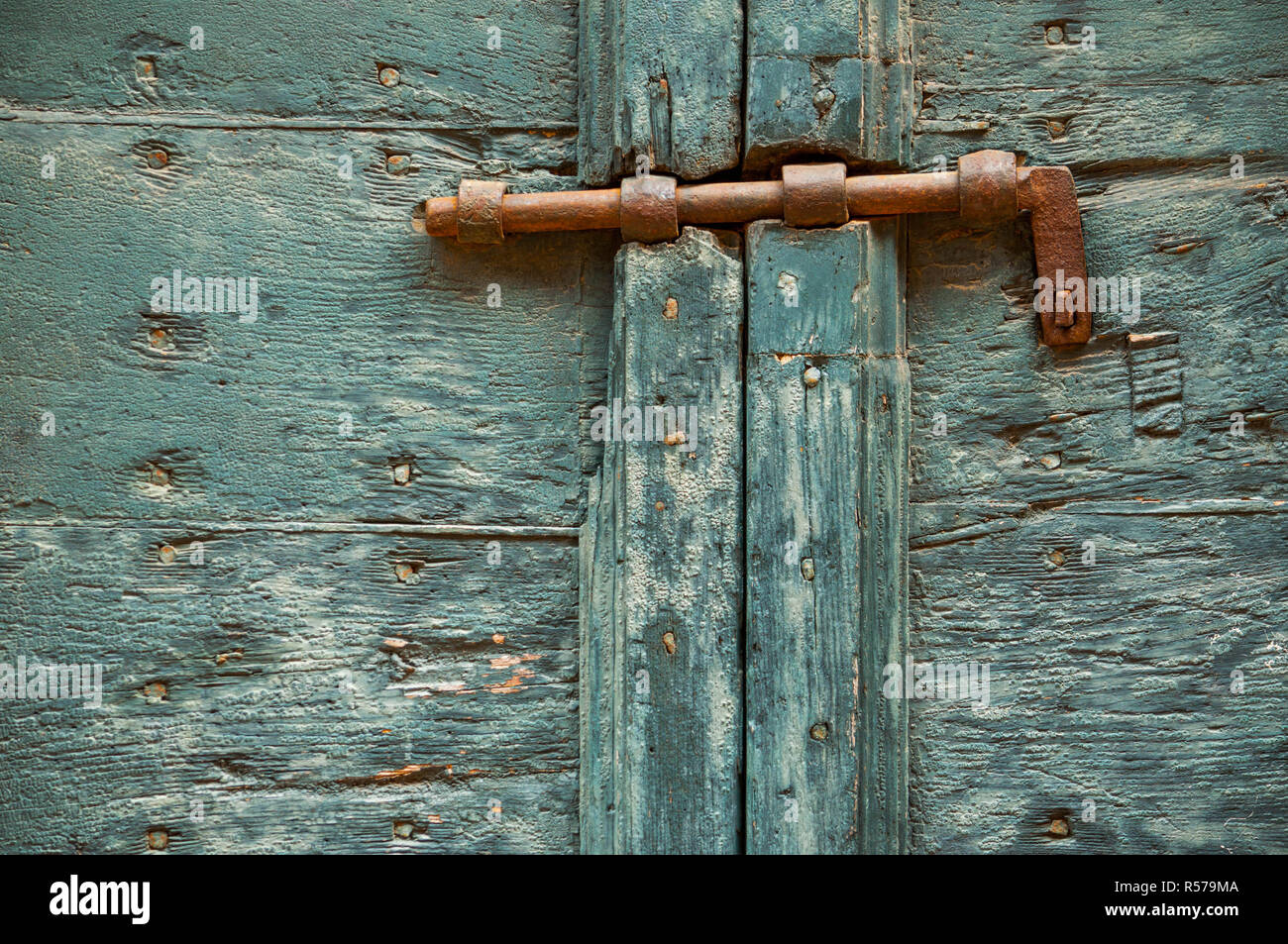 Vieille porte en bois verrouillée, vert texture close up Banque D'Images