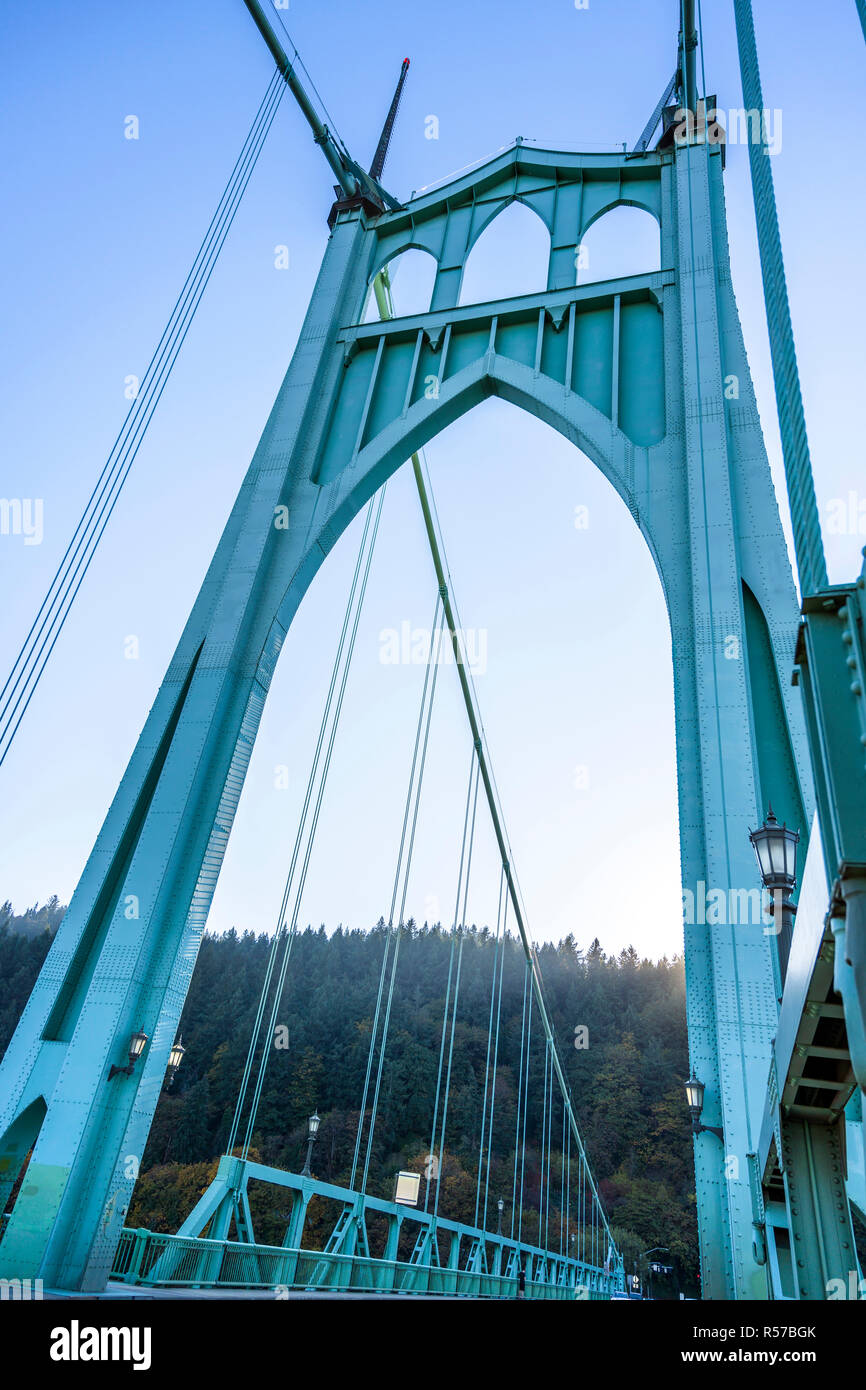 Puissant haut arch support d'un transport de style gothique St Johns Bridge avec windows en haut et les vergetures qui soutiennent le pont de William Banque D'Images