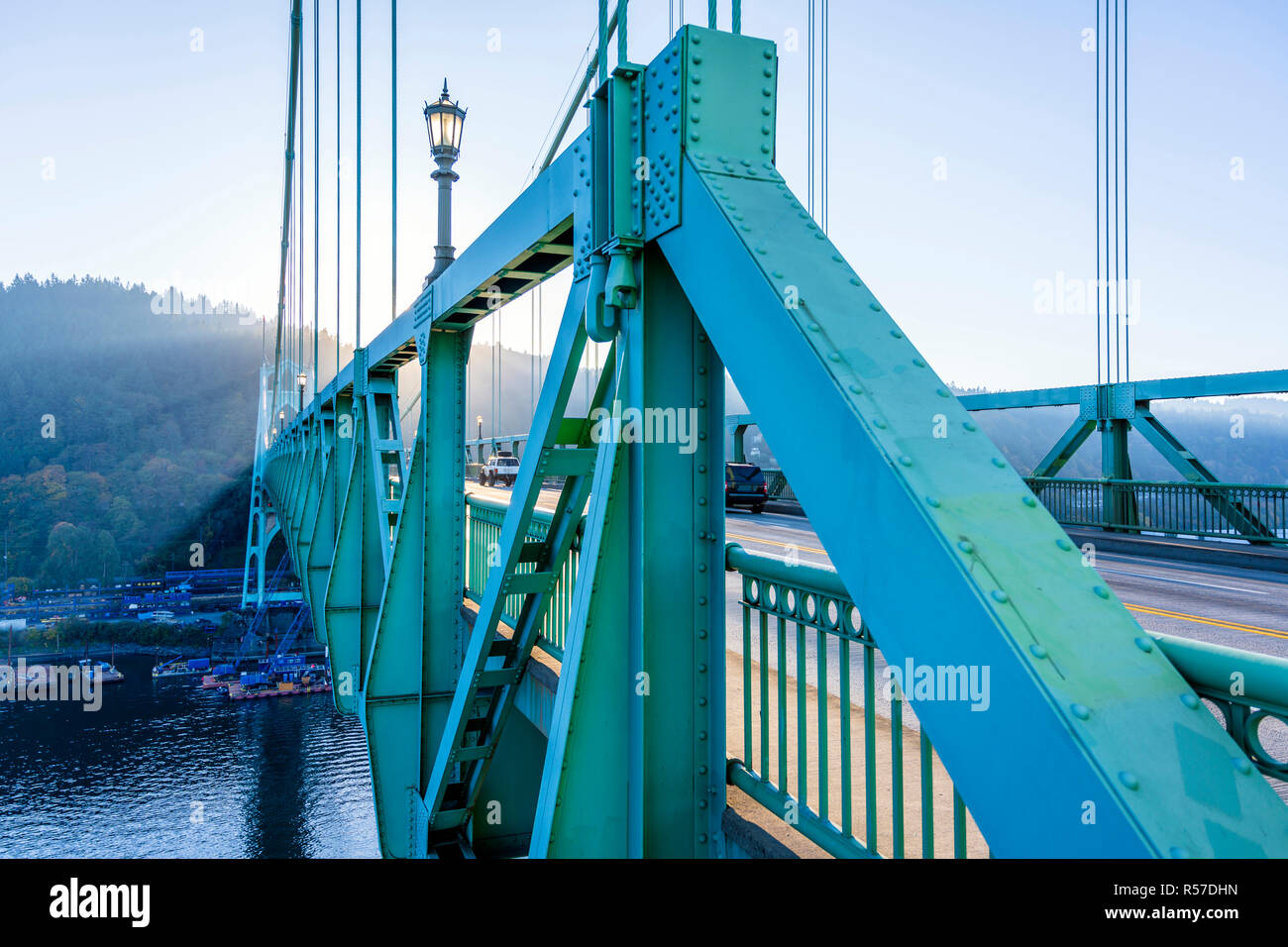 St Johns élégant pont sur la rivière Willamette à Portland avec une intéressante et élégante construction ingénierie solution avec Boxer en satin prend en charge Banque D'Images