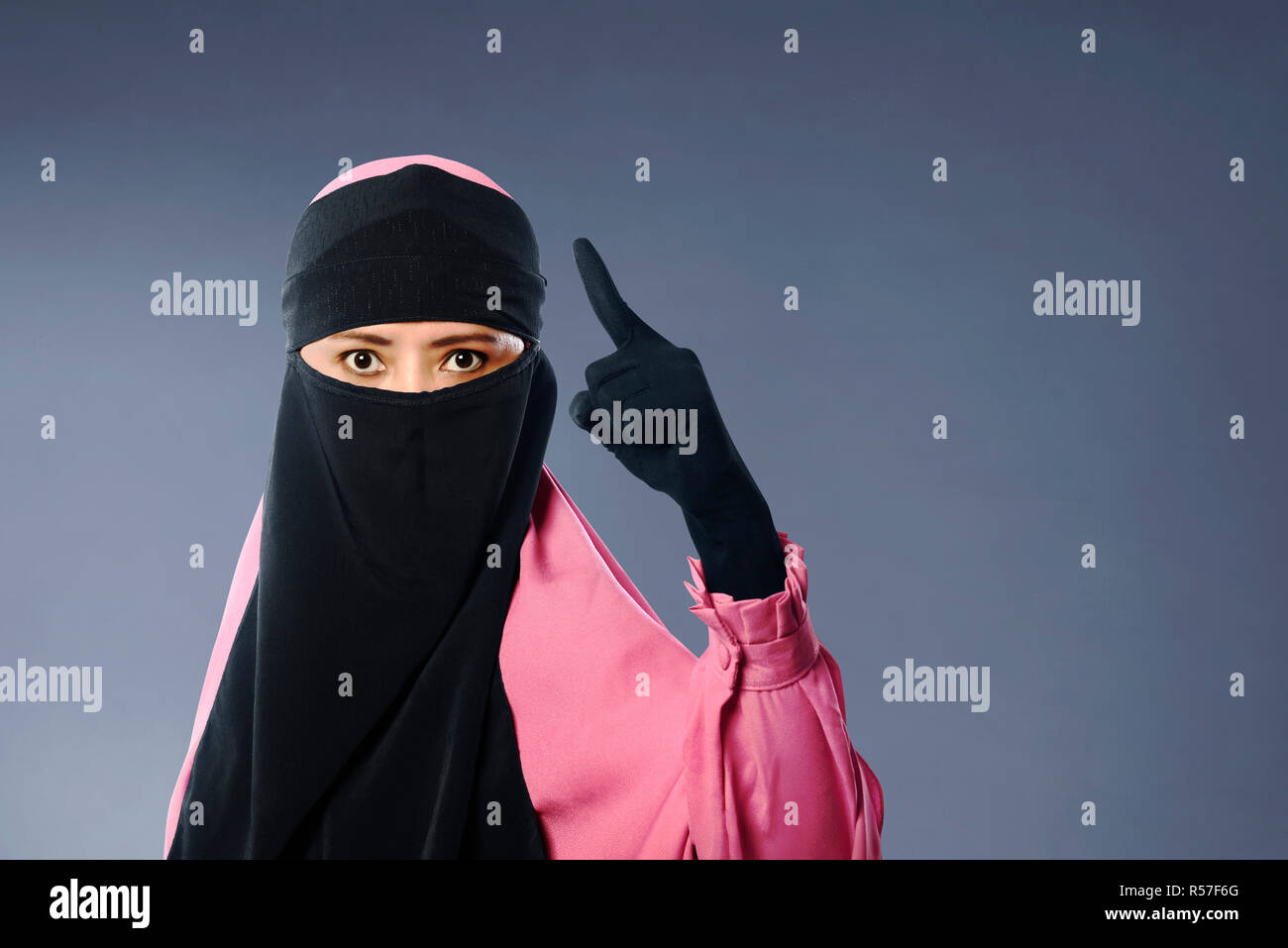 Portrait de femme musulmane asiatique en voile avec expression de colère  Photo Stock - Alamy