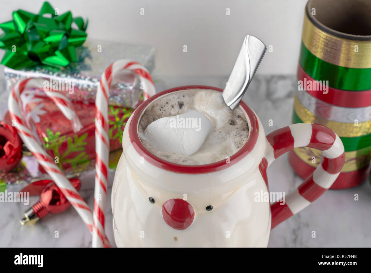 Santa Claus Mug avec du chocolat chaud & Marshmellows avec les cannes et bâtons de menthe fraîche et arcs Satin présente Marshmellows Banque D'Images