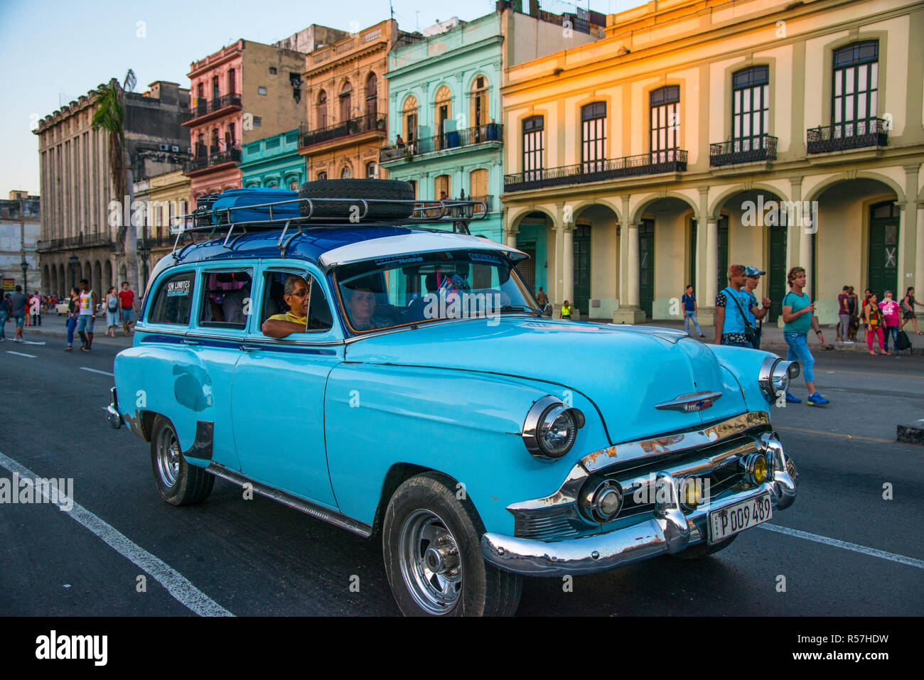 Chevrolet station wagon bleu coloré sur Paseo de Marti Banque D'Images