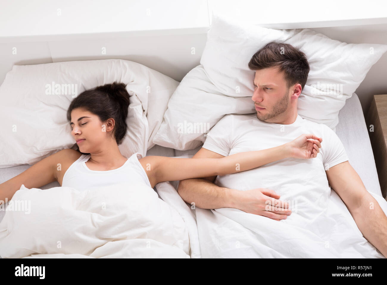 L'homme à sa femme à dormir sur le lit Photo Stock - Alamy