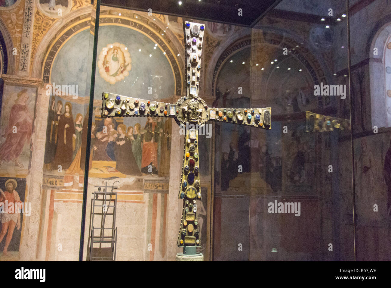 L'Italie, Brescia - 24 décembre 2017 : la vue de face du Desiderius' fin du 8 siècle, dans l'église Santa Maria in Solario. Banque D'Images