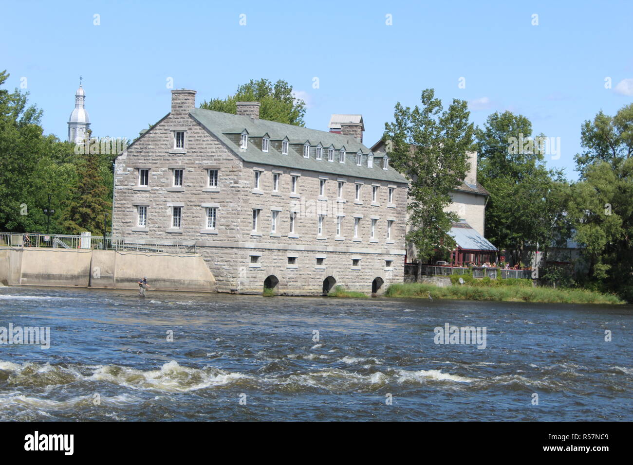Moulin sur une rivière Banque D'Images