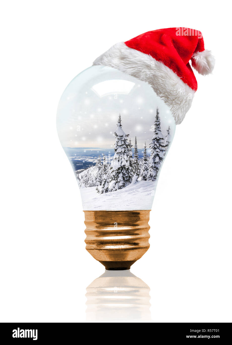 Snow globe Light bulb wearing Santa hat with Christmas Winter scene with copy space. Saison de Noël brillant et lumineux Nouvelle Année. Banque D'Images