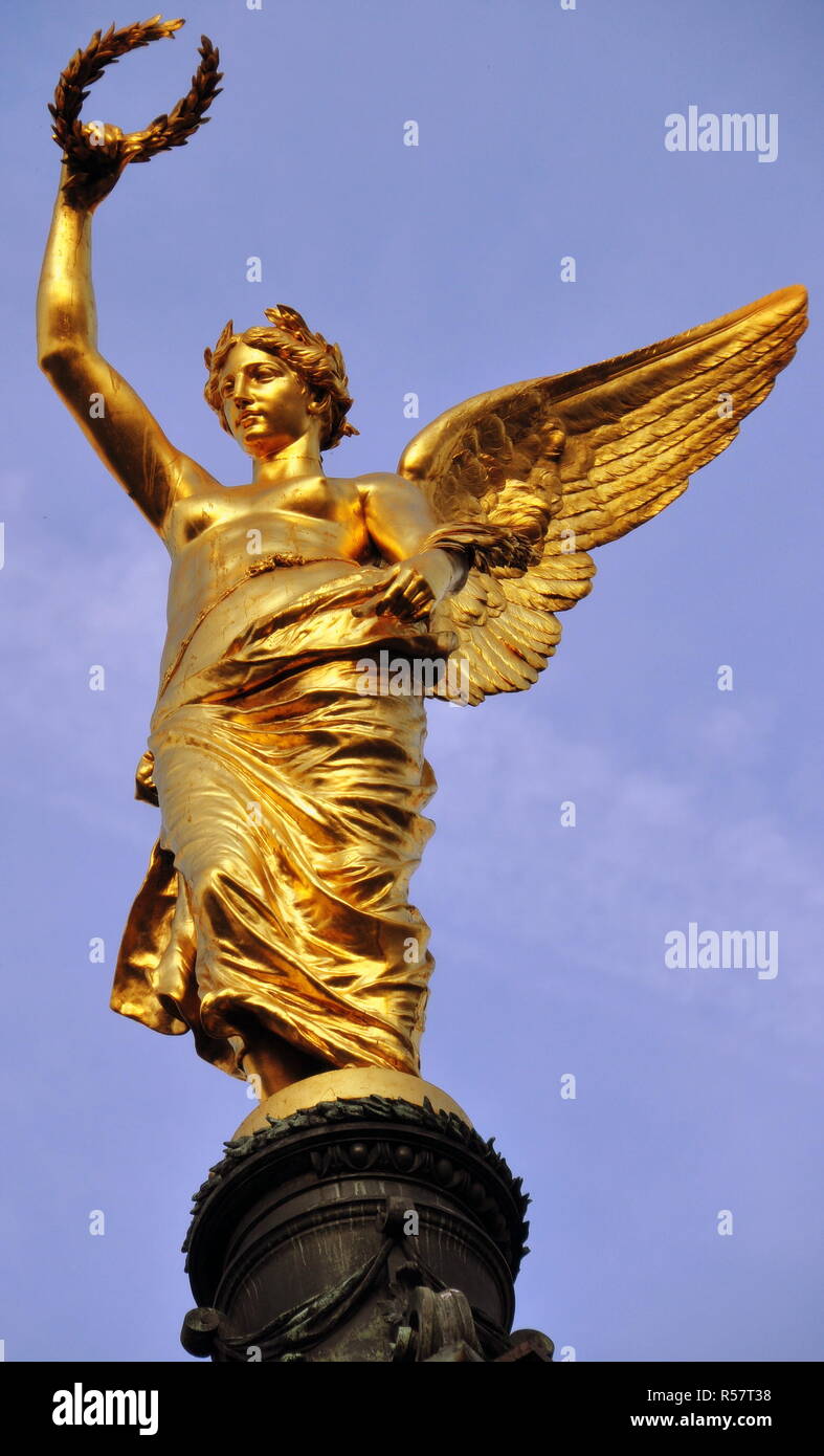 Golden ange avec couronne de laurier sur le monument situé en face de liebenberg mÃ¶lcurbastei à Vienne Banque D'Images