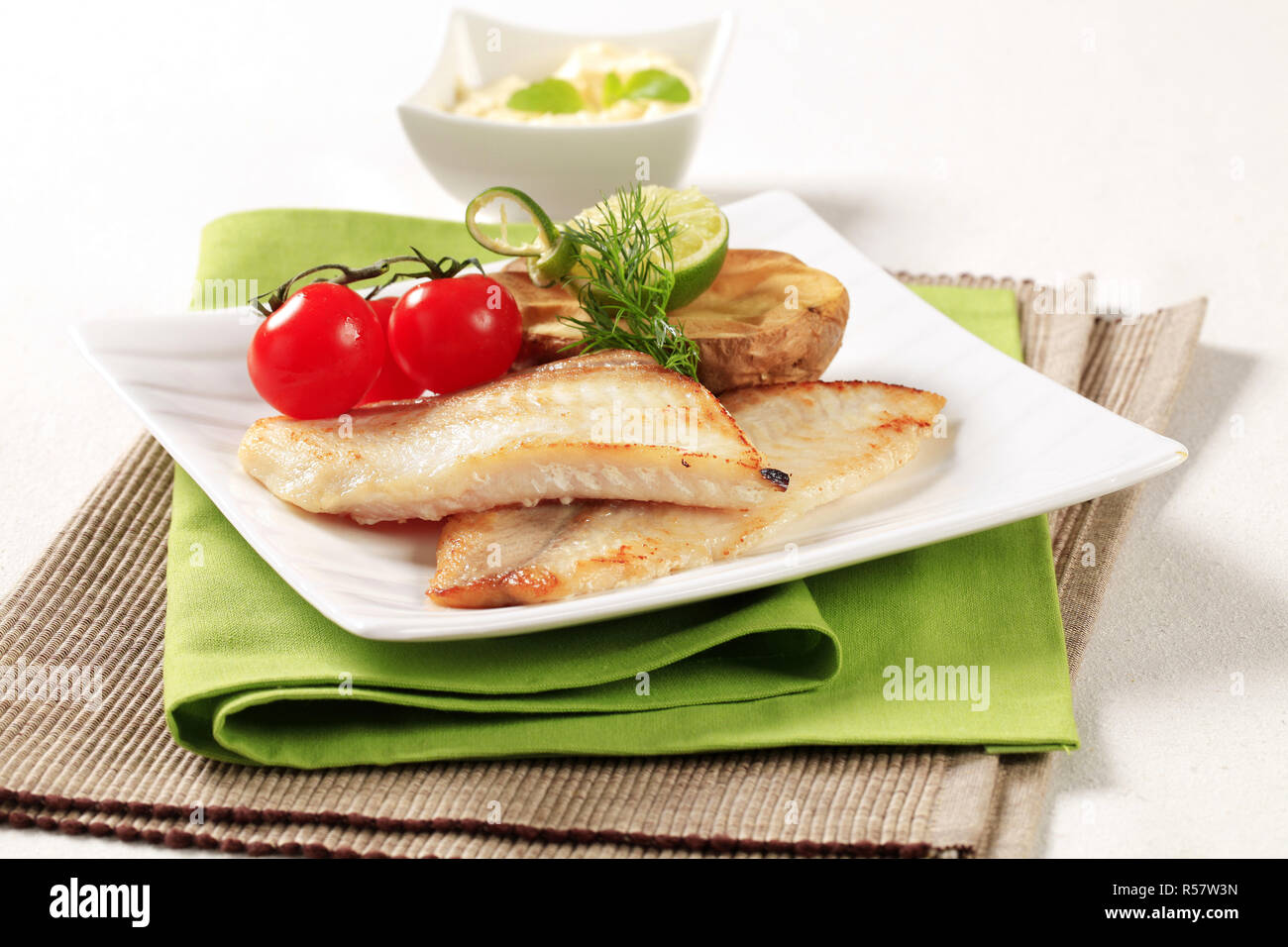 Filets de poissons sans peau avec pomme de terre au four la moitié Banque D'Images