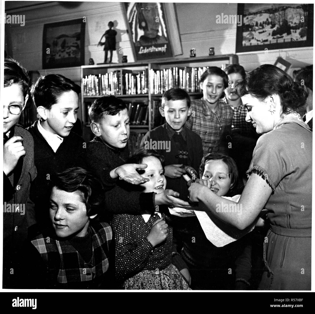 Les enfants de recevoir des cadeaux en Autriche 11/23/1952 Banque D'Images