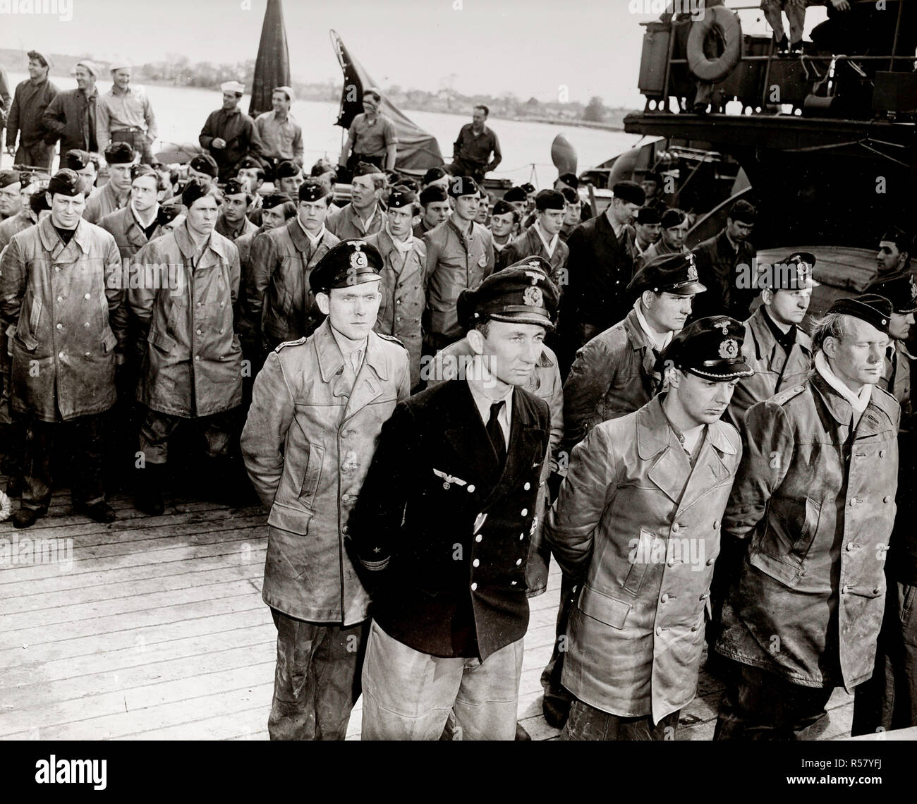 5/17/1945 - Cet article est une photographie représentant les officiers et l'équipage du sous-marin allemand U-1228 à Portsmouth, New Hampshire, où elle se rend aux forces américaines le 17 mai 1945, dix jours après la capitulation de l'Allemagne, qui a mis fin à la Seconde Guerre mondiale en Europe et l'Atlantique. Banque D'Images