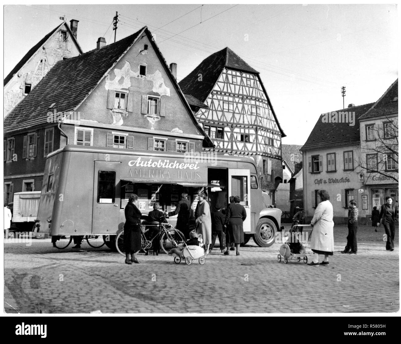 Les intervenants à faire la visite de bibliobus, Mannheim, Allemagne ca. 1948-1954 Banque D'Images