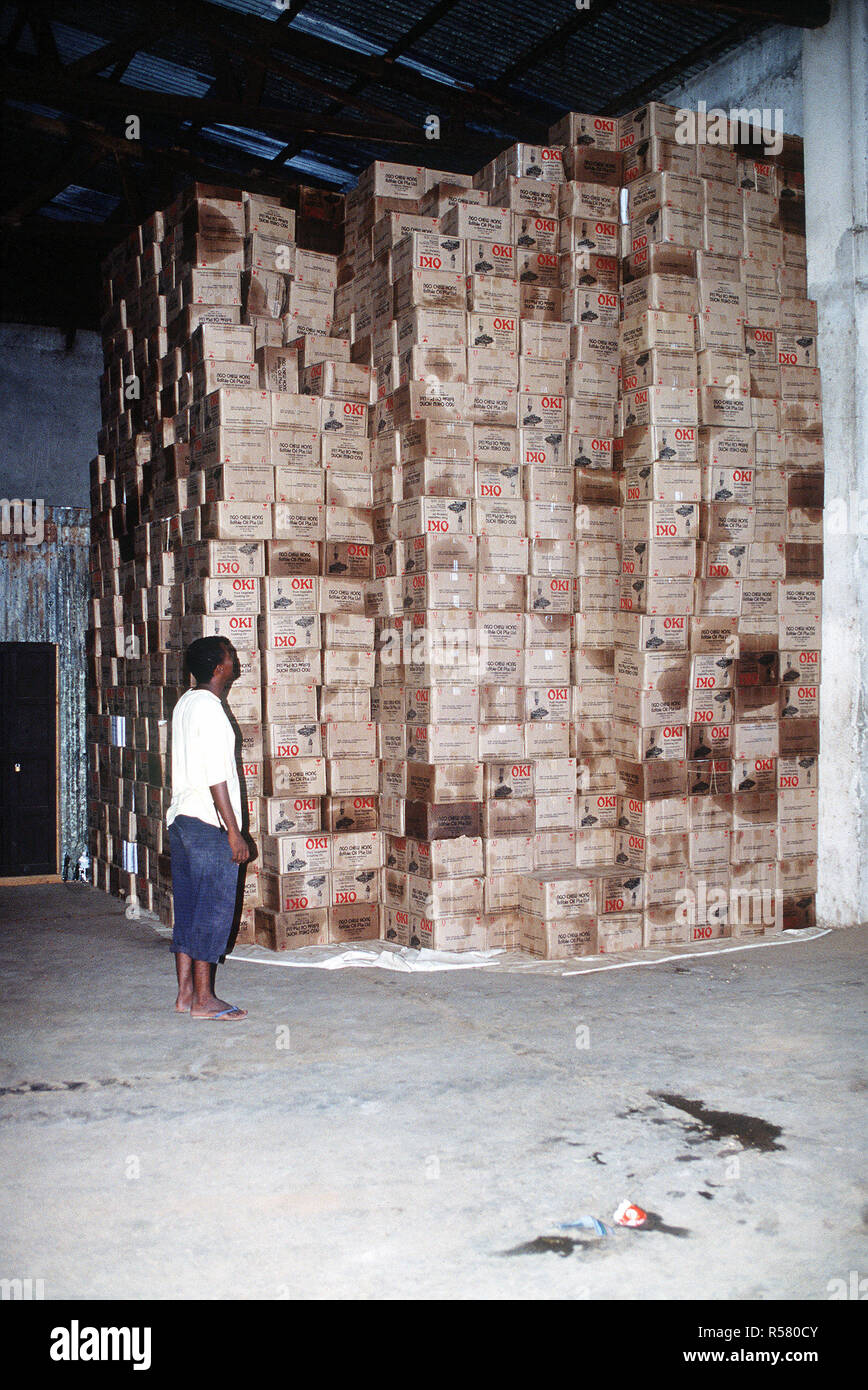 1993 - Un homme de Somalie dans l'entrepôt de stockage des aliments à Kismayo. Banque D'Images