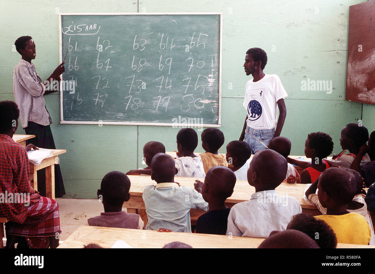 Les enfants suivent les cours dans une école de Belet Uen, Somalie. La maison d'école a été construit par les Allemands pour les enfants de Belet Uen à l'appui de l'Opération des Nations Unies en Somalie (ONUSOM) II. Banque D'Images
