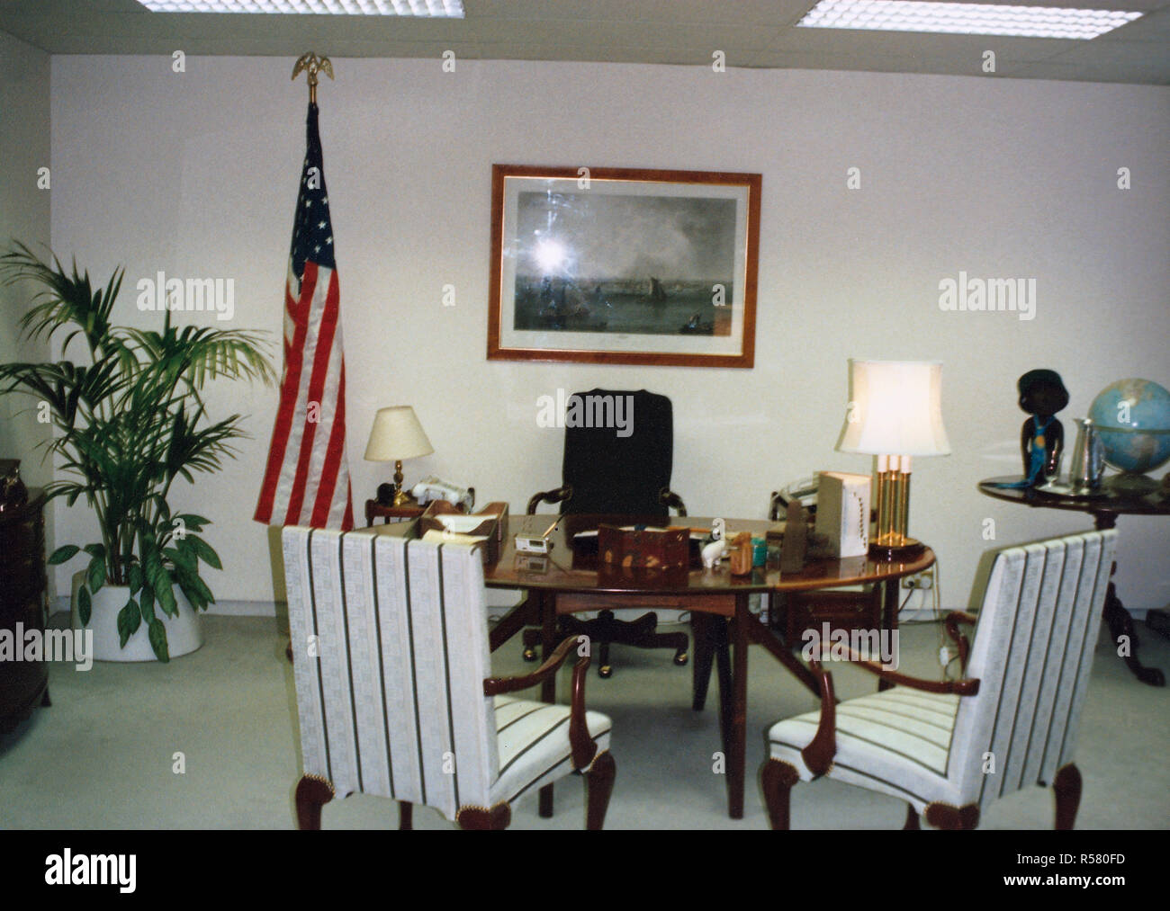 1991 - l'intérieur de l'ambassade des États-Unis et complexe de la  chancellerie à Londres, Angleterre - drapeau américain et chaises vides  dans un bureau Photo Stock - Alamy