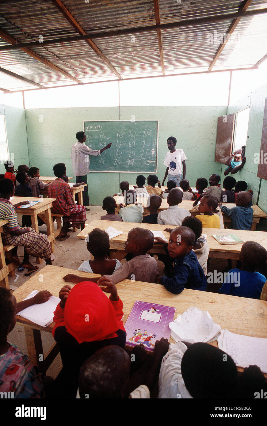 Les enfants suivent les cours dans une école de Belet Uen, Somalie. La maison d'école a été construit par les Allemands pour les enfants de Belet Uen à l'appui de l'Opération des Nations Unies en Somalie (ONUSOM) II. Banque D'Images