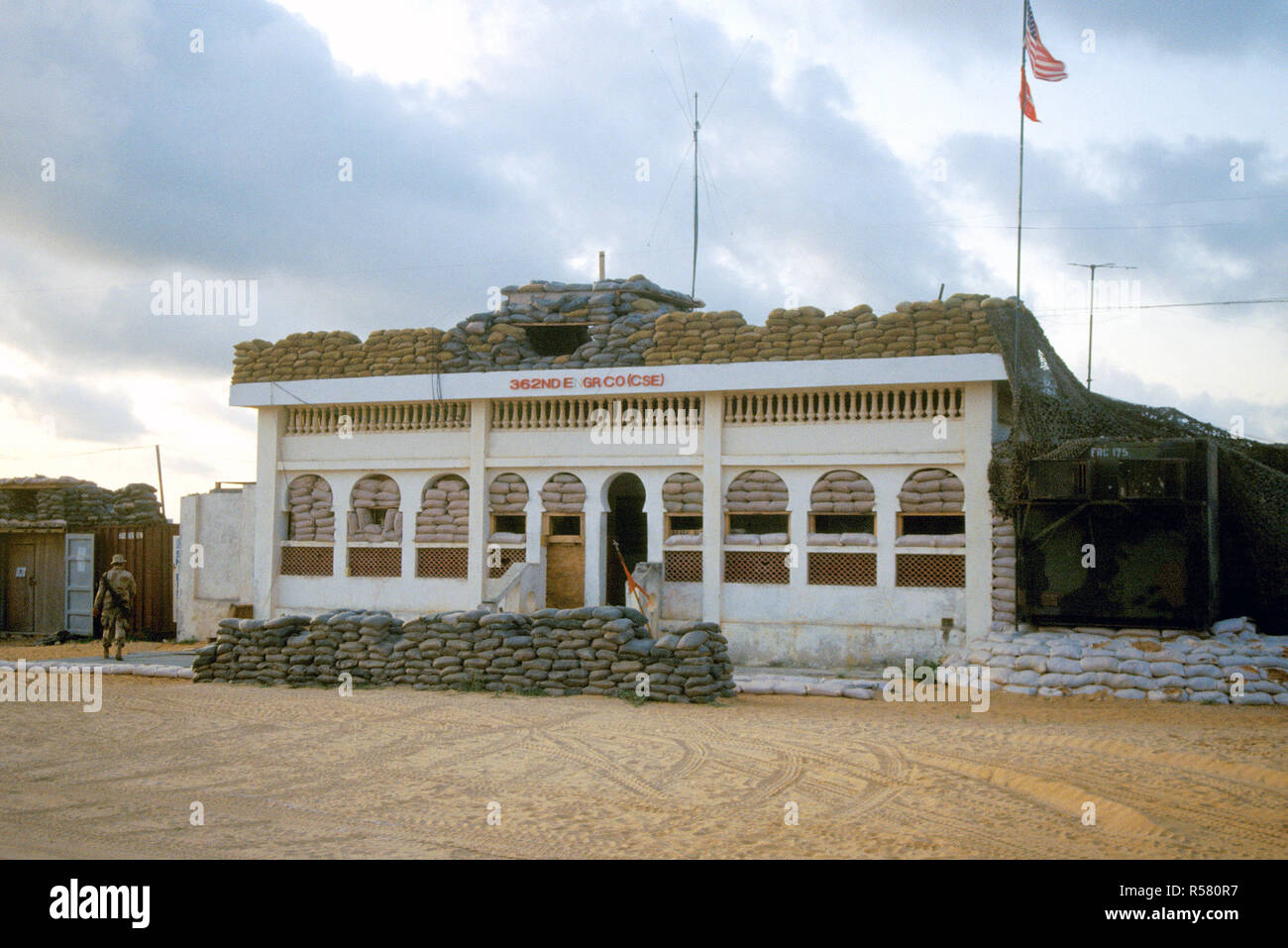 Une vue sur le bâtiment abritant la 362e compagnie du Génie de Combat (Support). Des sacs sont utilisés pour renforcer la structure. Les troupes sont en Somalie en soutien de l'ONUSOM II. Banque D'Images