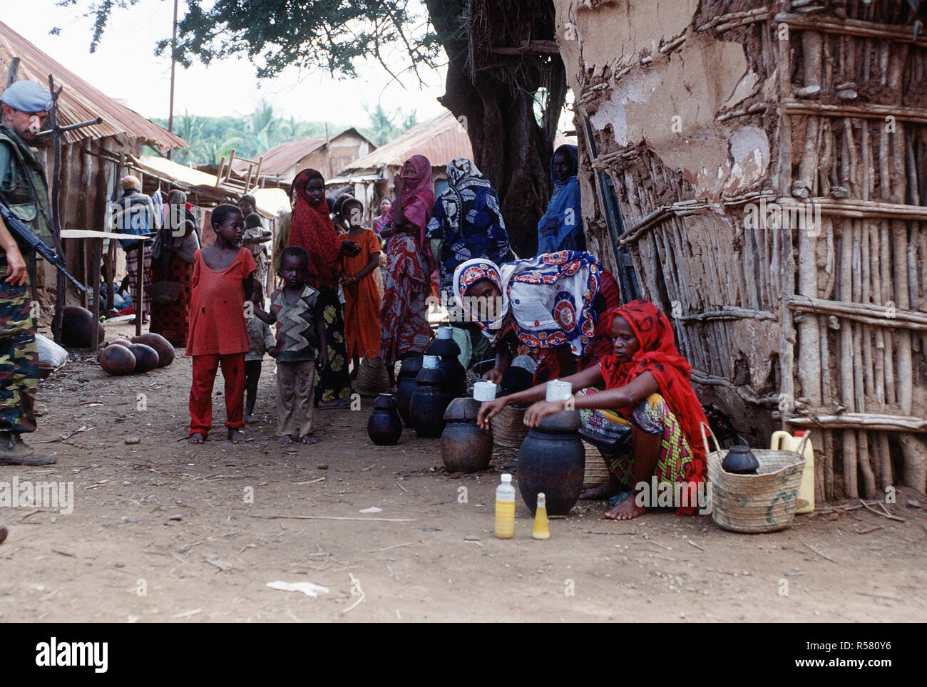 Un soldat belge, en Somalie, dans le cadre de l'opération continuent d'ESPOIR promenades à travers un marché. Banque D'Images