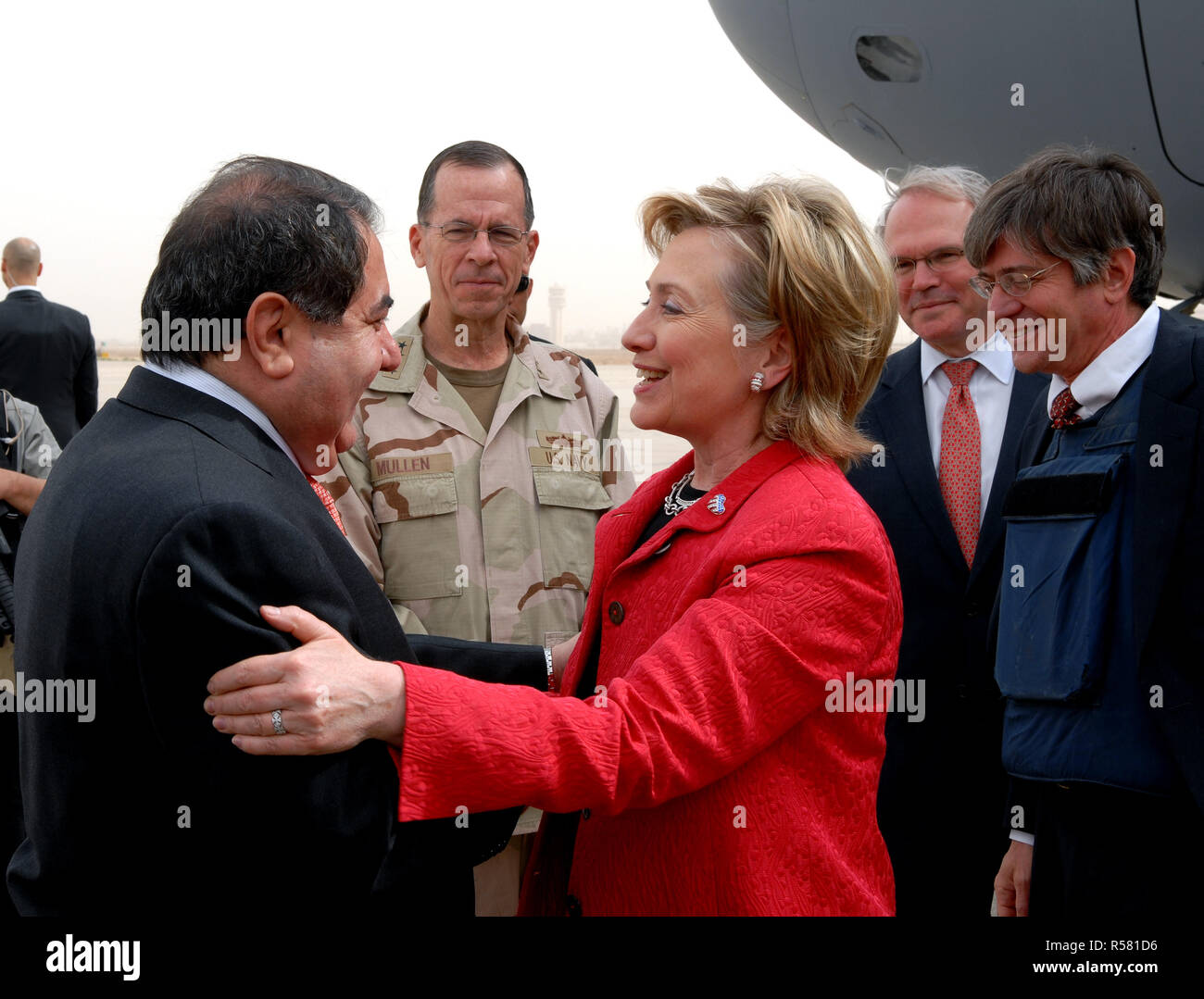 À son arrivée à Bagdad, l'Iraq le 25 avril 2009, secrétaire d'État américaine Hillary Rodham Clinton est accueilli par l'ambassadeur américain nouvellement arrivés à l'Iraq Christopher R. Hill, président de l'état-major des armées l'amiral Michael Mullen, et l'Iraq, le ministre des Affaires étrangères Hoshyar Zebari. Secrétaire adjoint James Steinberg (à l'extrême droite). Banque D'Images