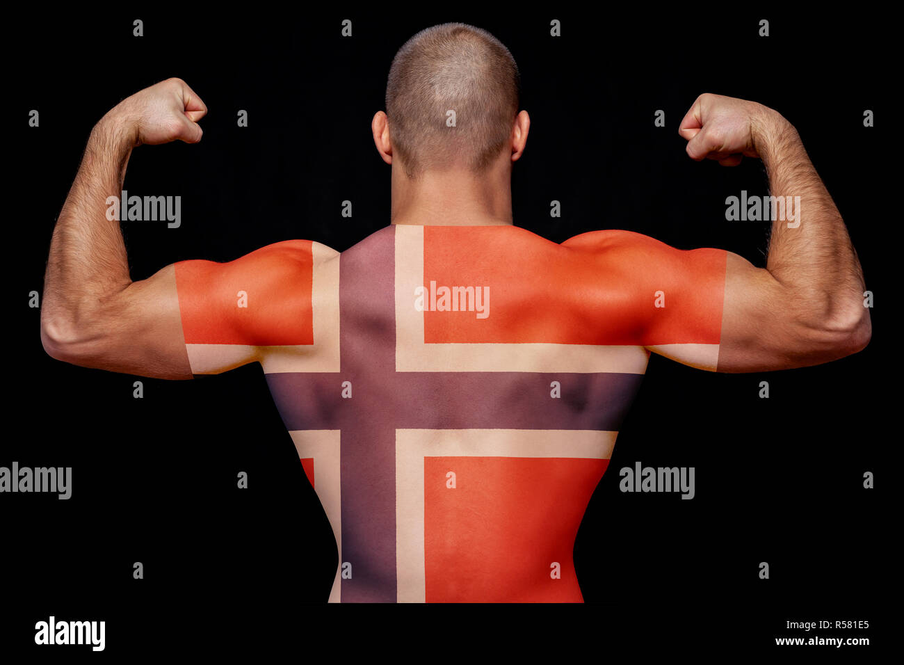 Le retour d'un jeune homme sportif portant un T-shirt avec le drapeau national de la Norvège sur un arrière-plan noir isolé. La notion de fierté nationale et pa Banque D'Images