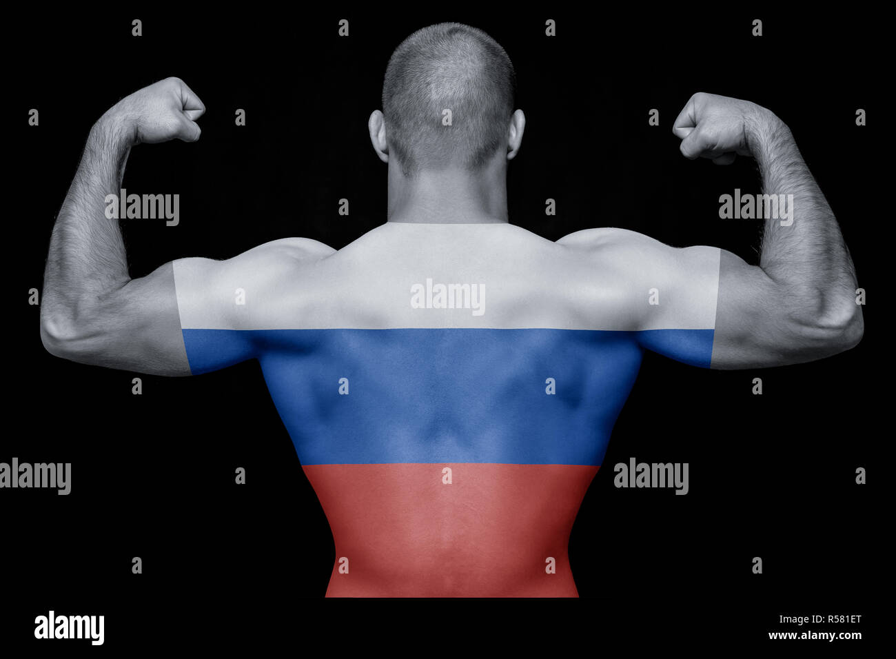 Le retour d'un jeune homme athlétique portant un T-shirt avec le drapeau national de la Russie sur un arrière-plan noir isolé. La notion de fierté nationale et Banque D'Images