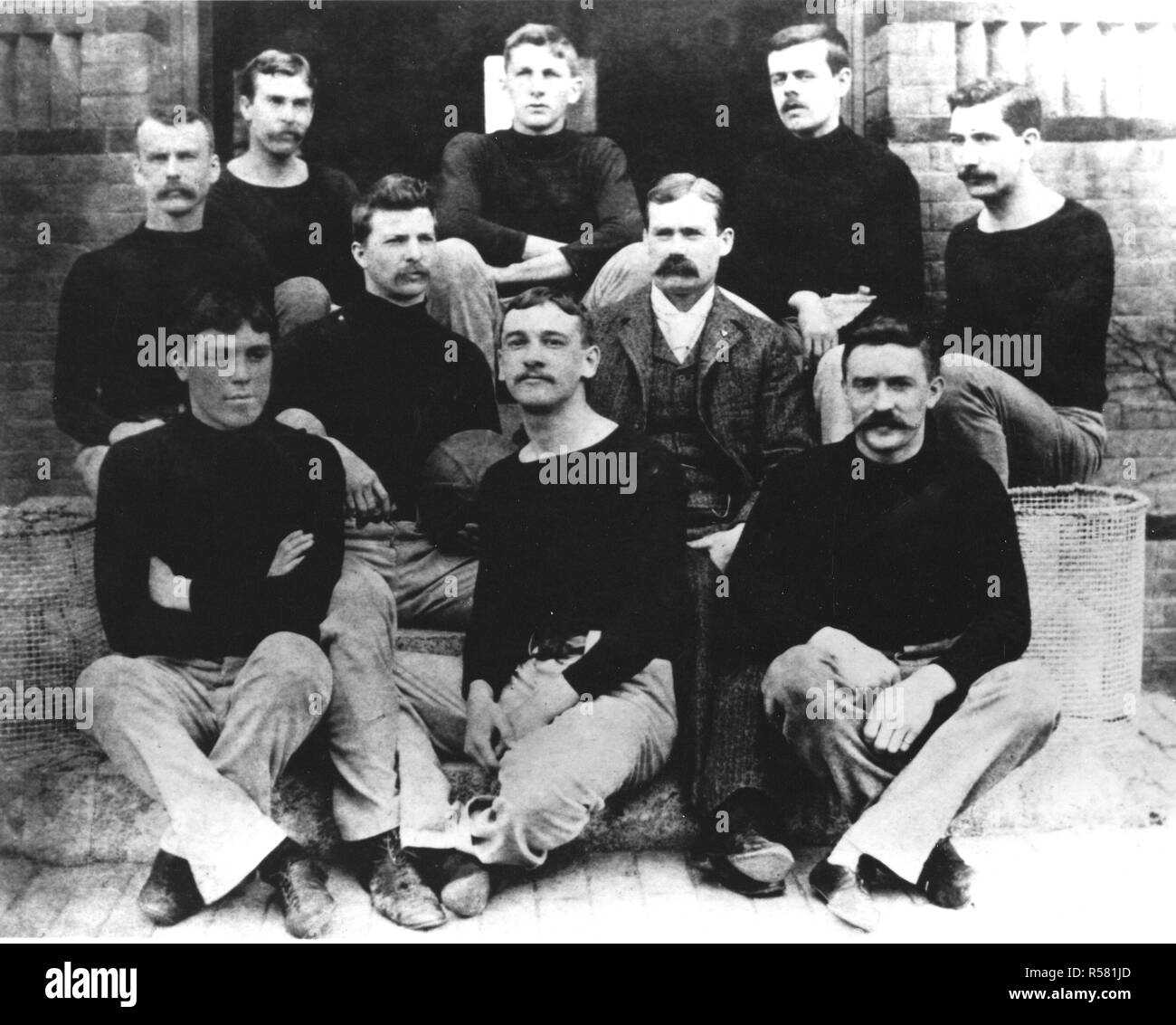 Photo de Dr James Naismith avec sa première équipe de basketball Photo
