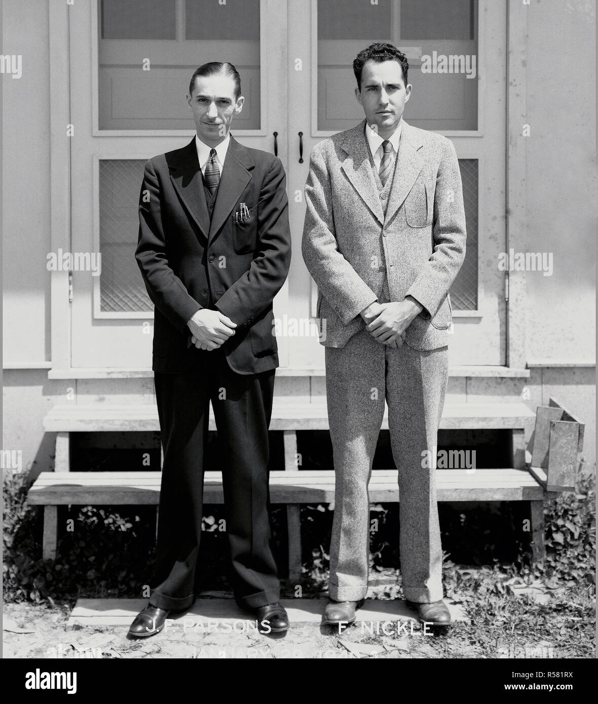 Premiers membres du personnel d'Ames : John F Parsons (à gauche) et R. Ferril Nickle (droite) debout devant des abri de construction. ca. 1940 Banque D'Images