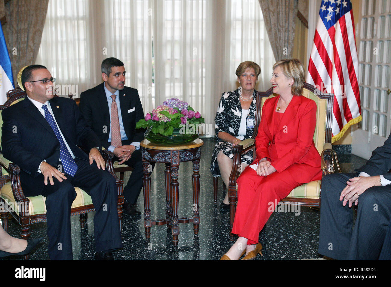 2009 - Secrétaire d'État américaine Hillary Rodham Clinton et le Président salvadorien Mauricio Funes parler lors d'une réunion bilatérale tenue après son inauguration présidentielle le 1 juin 2009 Banque D'Images