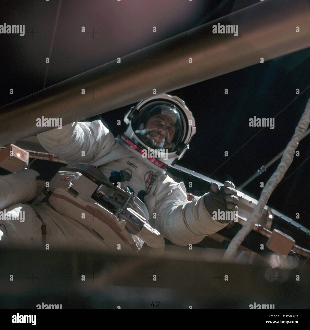 (6 août 1973) --- scientifique-astronaute Owen K. Garriott, Skylab 3 pilote sciences, regarde la caméra en tant qu'il participe à la 6 août 1973 activité extravéhiculaire (EVA) au cours de laquelle lui et Jack R. Lousma, astronaute, pilote déployé le bouclier solaire twin pole pour aider à faire de l'ombre sur l'atelier orbital (OWS). Banque D'Images