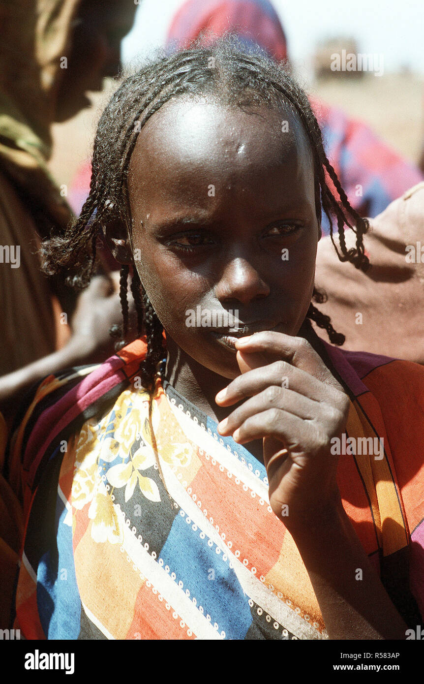 1993 - une jeune fille somalienne américaine montres membres pendant l'effort de secours multinationales l'Opération Restore Hope. Banque D'Images