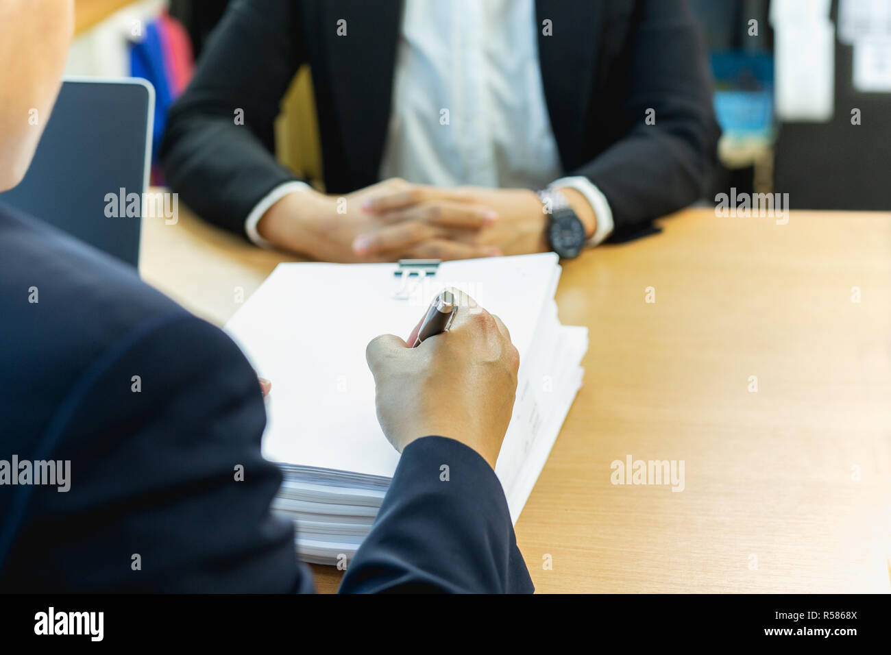 Asian businessman et son secrétaire adjoint du bureau de travail document de signature. Banque D'Images