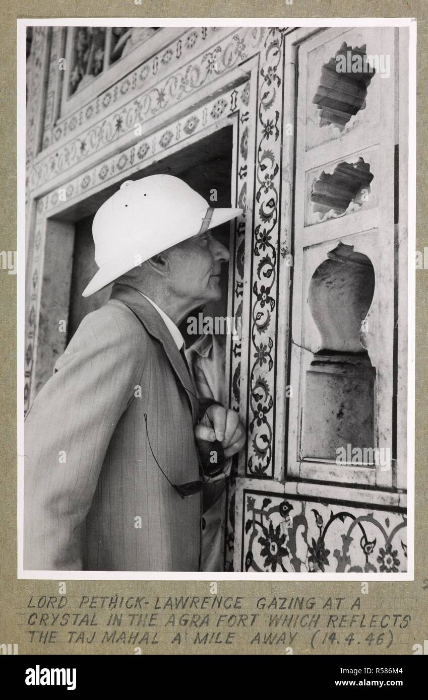 À Agra. Seigneur Pethick-Lawrence contemplant un cristal dans le Fort d'Agra qui reflète le Taj Mahal à 800 mètres. Joyce Collection : Cabnet Mission en Inde - 1946 - volume II. L'Inde 14 avril 1946. Source : Photo 134/2(2). Auteur : Bureau international d'information de presse. Banque D'Images