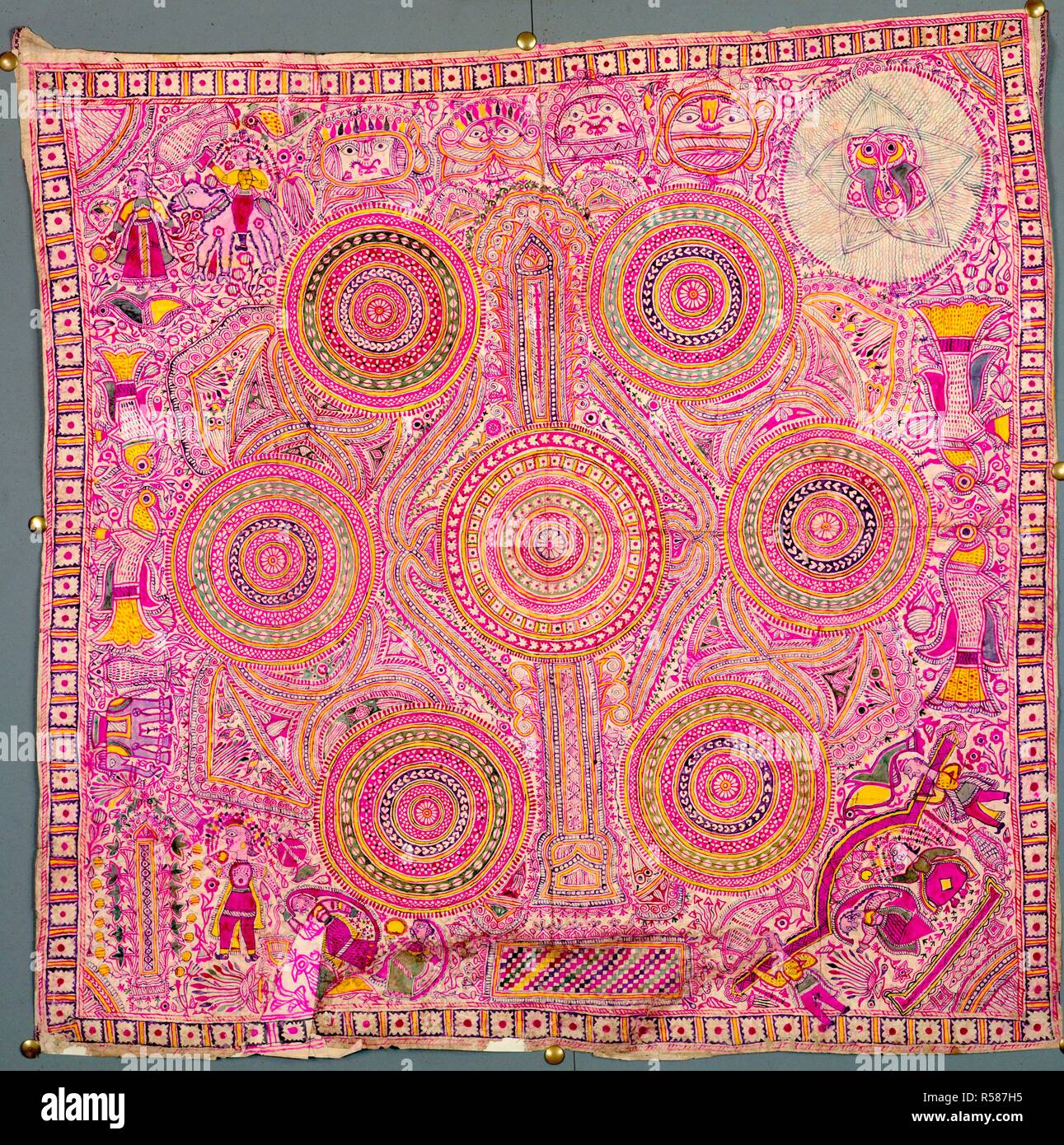 Conception de lotus cercles. c.1920. Conception des cercles de lotus. Sept cercles lotus, l'un central percé d'un bambou arbre. Design (aide-mÃ©moire) des cercles de lotus '(kamalban)." Sept cercles de lotus, l'un central percé d'un bambou "arbre". Dans les quatre coins (à partir du haut à gauche) sont Siva et Parvati avec Nandi, un hibou, l'époux et être transportés dans un palanquin, la mariée et du marié avec un accompagnateur et un 'bamboo tree'. Sur les côtés sont des soleils et des lunes, des perroquets, des poissons et un éléphant. Crayon à encre et aquarelle sur papier monté sur un tissu ; 1010 par 1000 mm. Pen-un Banque D'Images