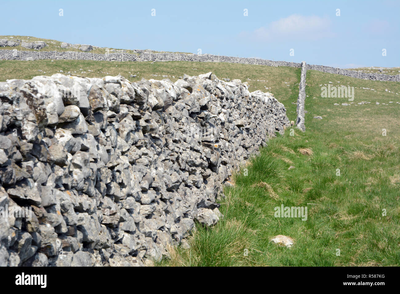 L'intersection des murs en pierre sèche à travers les maures le long du sentier de randonnée de façon Dales, dans le Yorkshire du Nord, Angleterre, Royaume-Uni. Banque D'Images