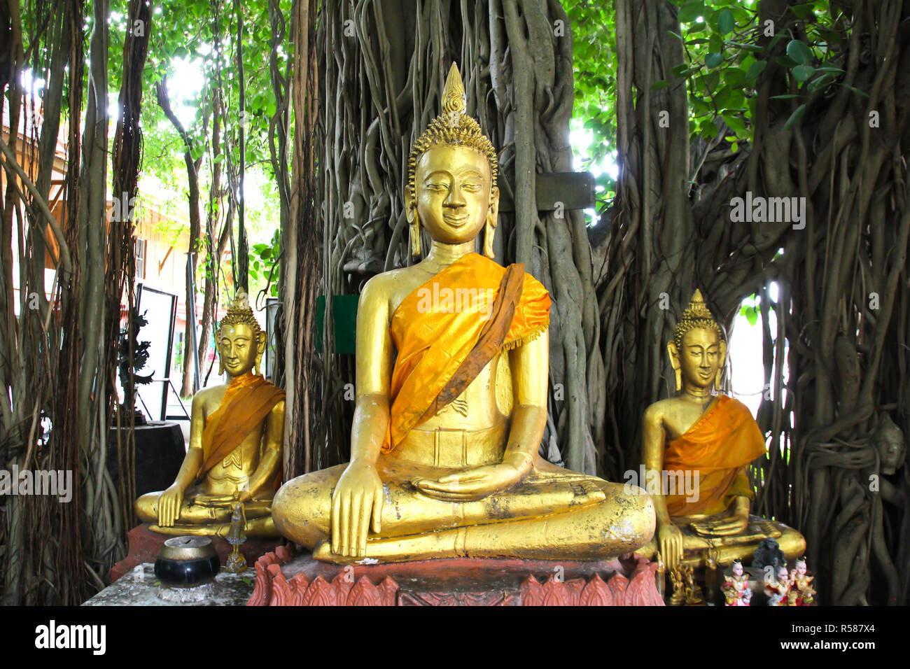 Belle statue de Bouddha de Temple Wat Kae à Suphanburi (Thaïlande). Banque D'Images
