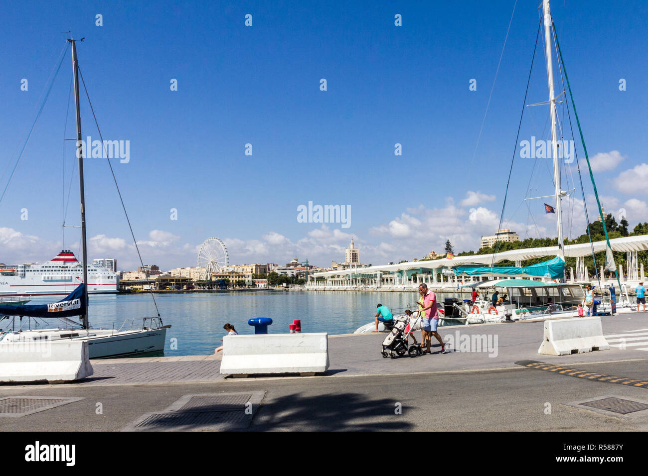 Malaga, Espagne - 26 août 2015 par : marina de Malaga. Ainsi que des lits il y a des commerces et restaurants. Banque D'Images