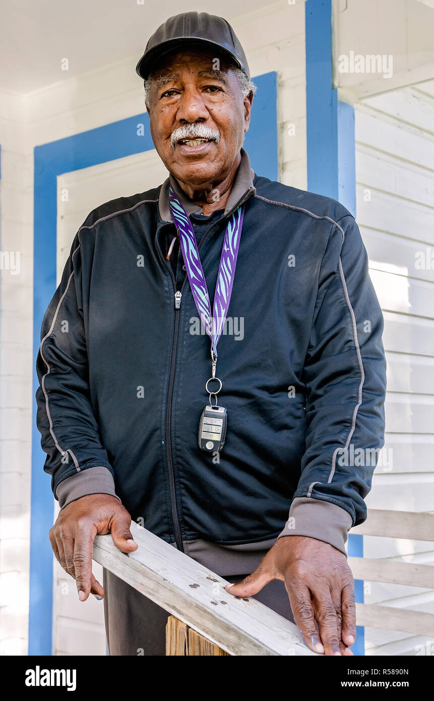 Le New York mets Hall of Famer Cleon Jones prend une pause dans la peinture d'une balustrade de porche pour une veuve à Africatown, le 21 novembre 2018, à Mobile, en Alabama. Banque D'Images