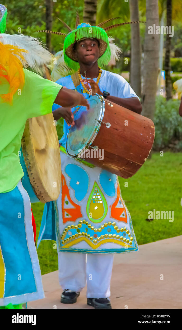 Freeport Bahamas - le 22 septembre 2011 : danseurs habillés en costumes traditionnels lors d'un festival Junkanoo à Freeport, Bahamas Banque D'Images