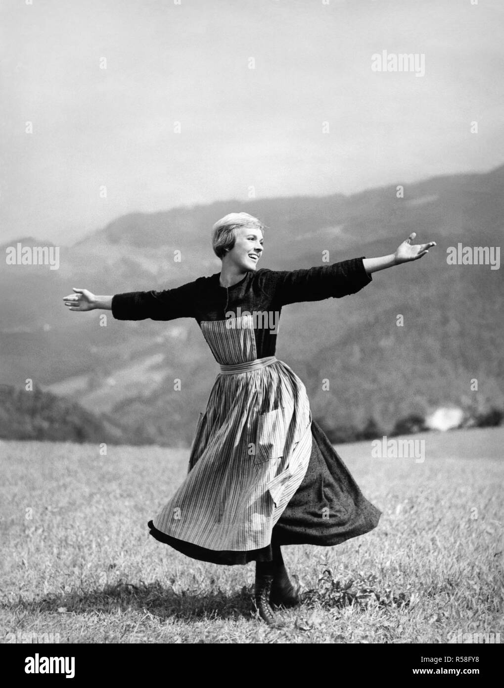 Julie Andrews virevoltant et chantant sur une montagne dans la prairie 1965 Academy Award Winning movie, le son de la musique. Banque D'Images
