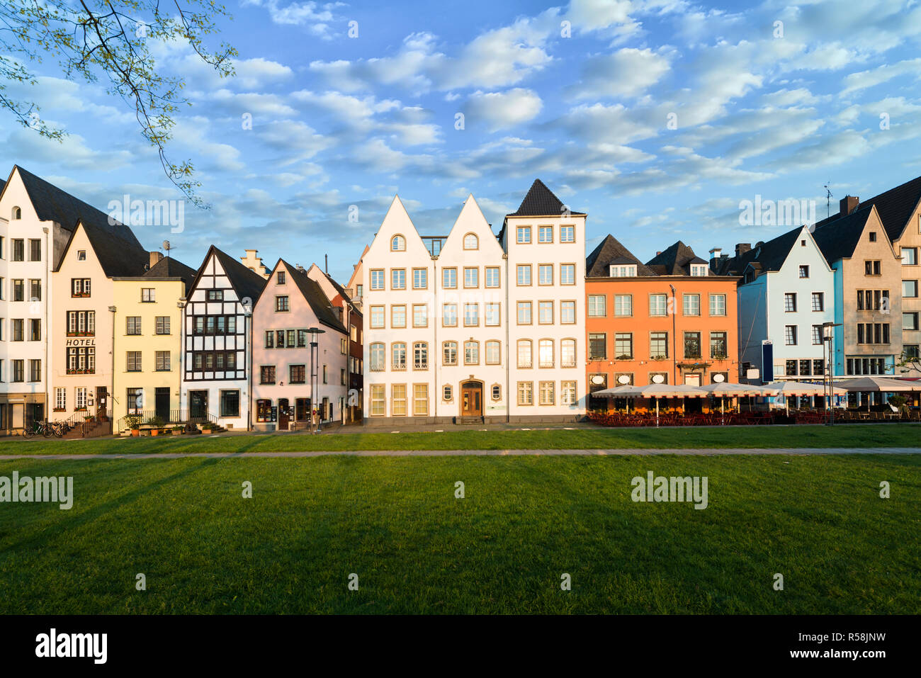 Maisons et park à Cologne, Allemagne. Beaucoup d'entre eux sont très colorés, ils font face à un parc public avec l'herbe verte et des arbres. Il y a un bel Cologne Banque D'Images Maisons et park à Cologne, Allemagne. Beaucoup d'entre eux sont très colorés, ils font face à un parc public avec l'herbe verte et des arbres. Il y a un bel Cologne Banque D'Images