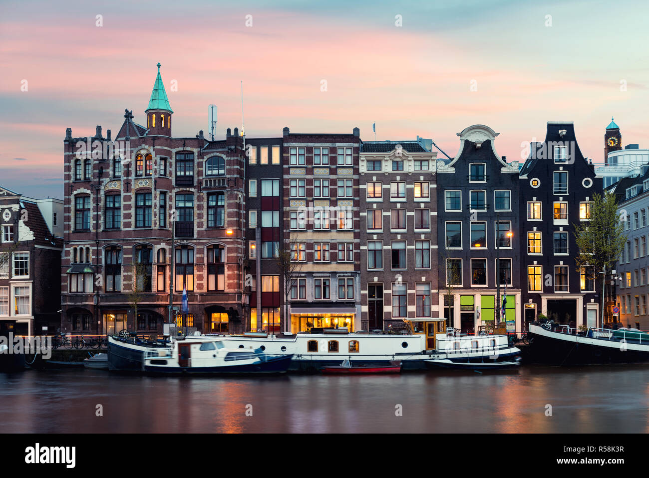 Vue sur la ville de nuit Amsterdam Pays-Bas maisons traditionnelles avec la rivière Amstel à Amsterdam, Pays-Bas Banque D'Images